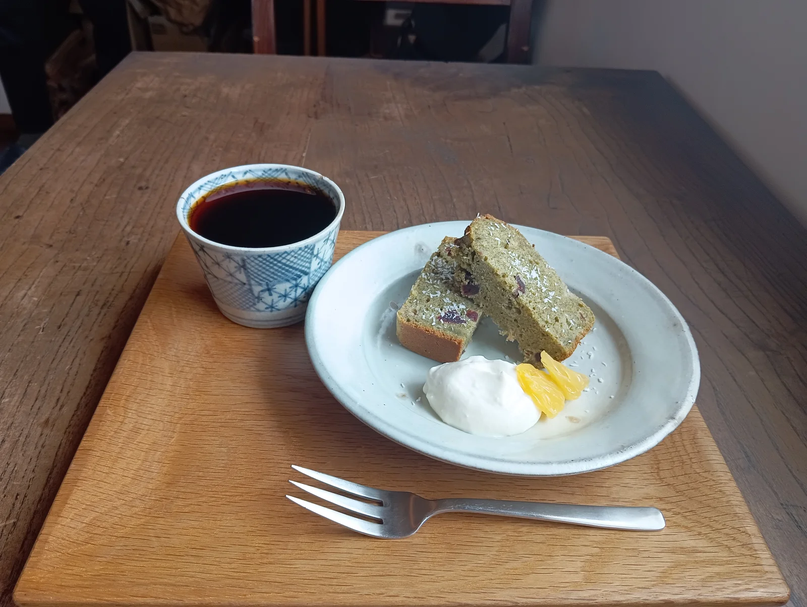 飲みものとケーキを楽しむ冬の日の喫茶