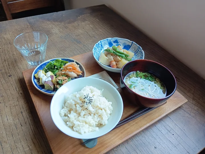 麩とじゃがいも、野菜を盛り合わせた料理