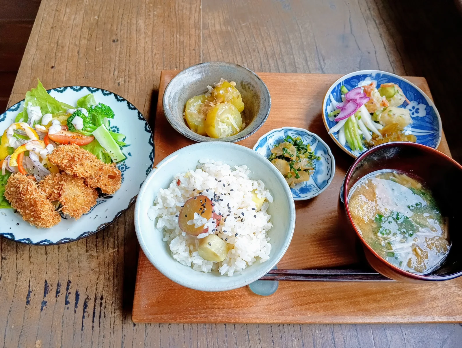 野菜のおかず、ごはんと汁ものを盛り合わせた昼食