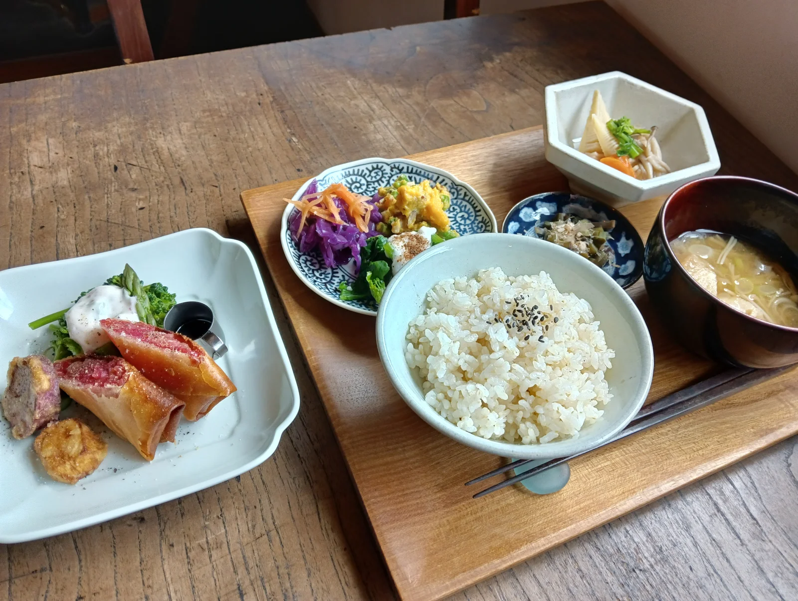 季節の野菜を彩り豊かに盛り付けた冬の日の昼食