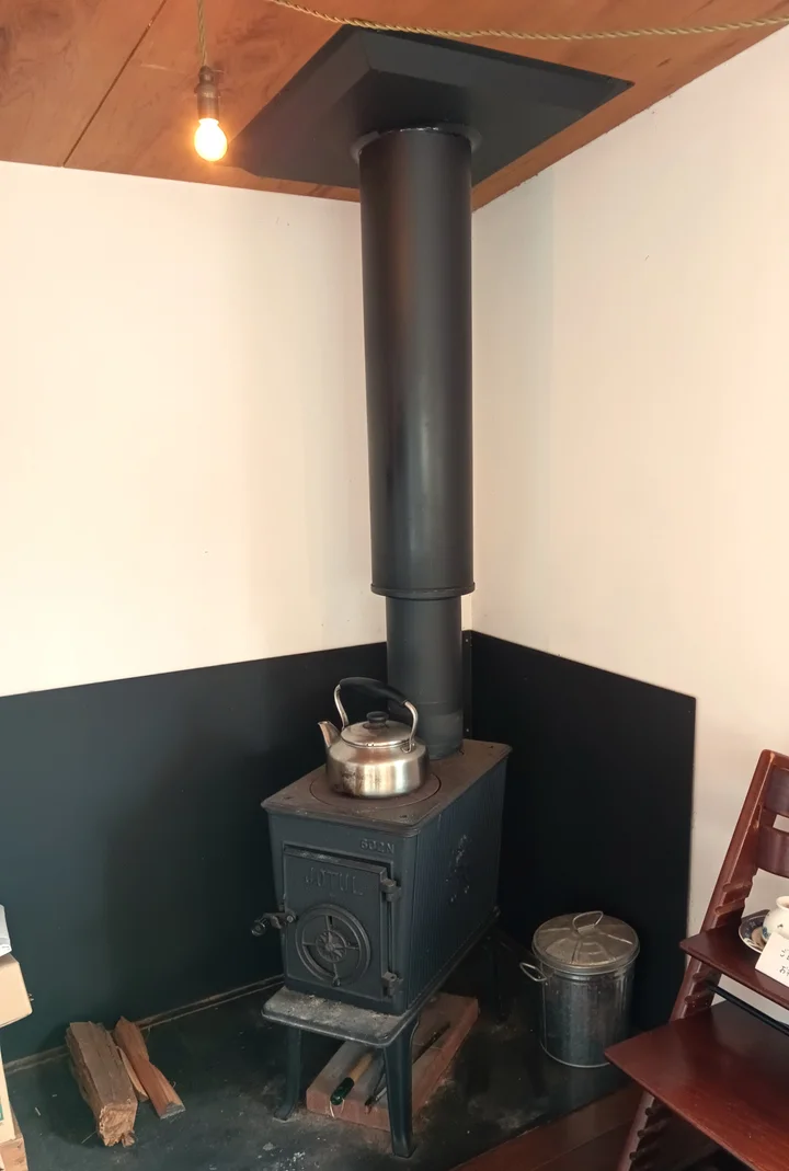 薪ストーブと本棚のある店内